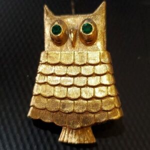 Avon Vintage Owl brooch 2.25 inch gold tone Secret Compartment or locket.